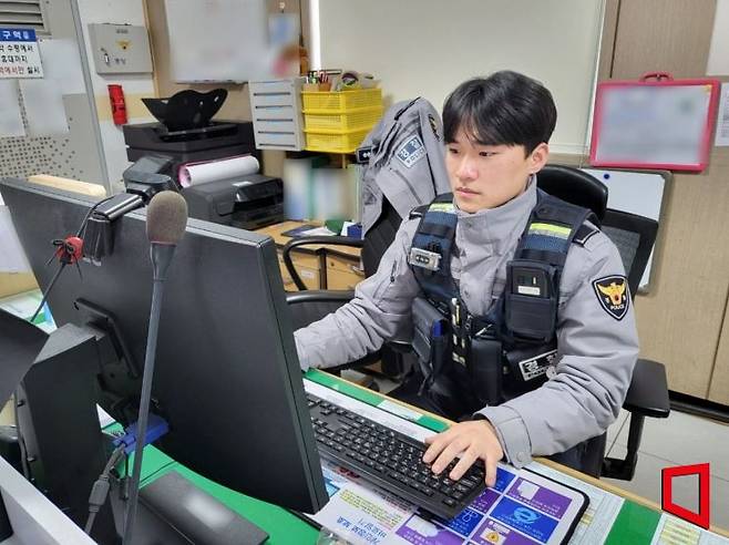위 순경은 시간이 날 때마다 업무 매뉴얼을 꼼꼼히 확인한다. 심성아 기자
