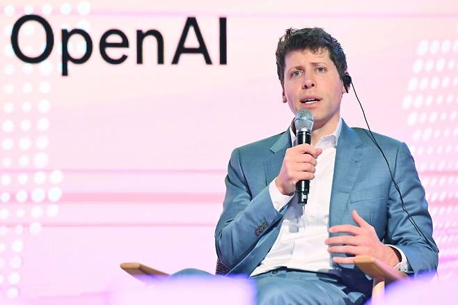 지난해 6월 9일 서울 영등포구 63스퀘어에서 열린 K-Startups meet OpenAI 행사에서 샘 알트만 오픈AI 최고경영자가 이영 중소벤처기업부 장관과 스타트업과 글로벌 AL 기업간 협업 등에 대해 간담회를 하고 있다. /사진=뉴시스