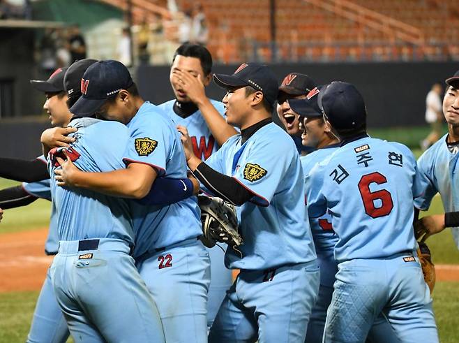 휘문고 선수들이 2019 봉황대기 우승 후 기뻐하고 있다. 이는 휘문고의 마지막 우승이다. 사진=전상일 기자