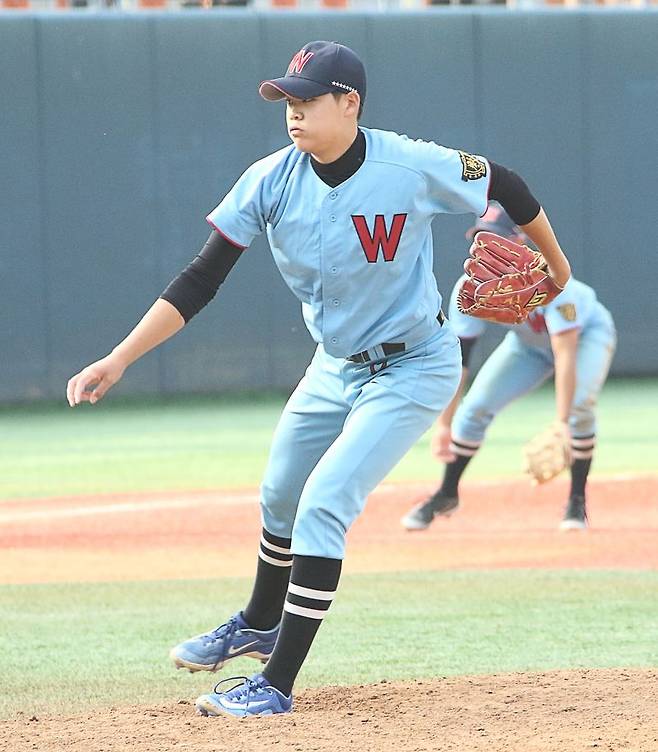 광속 사이드암으로 주목을 받고 있는 휘문고 3학년 김요엘. 사진=전상일 기자