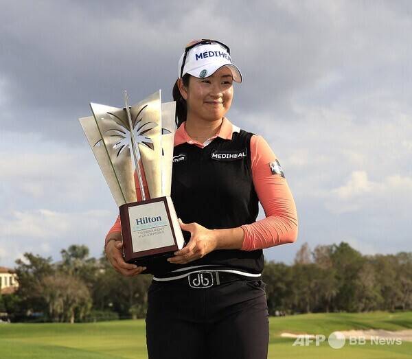 미국여자프로골프(LPGA) 투어 2025시즌 개막전 힐튼 그랜드 베케이션스 토너먼트 오브 챔피언스 우승을 차지한 김아림 프로가 우승트로피를 들고 기뻐하는 모습이다. 사진제공=ⓒAFPBBNews = News1