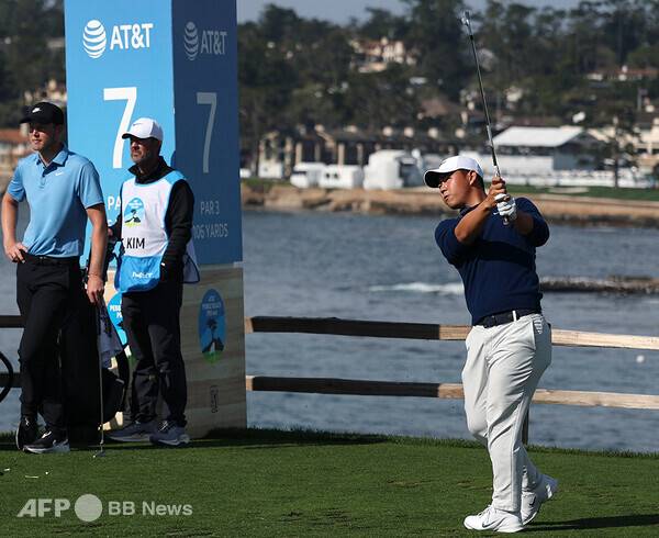 2025년 미국프로골프(PGA) 투어 시그니처 대회인 AT&T 페블비치 프로암에 출전한 김주형 프로가 최종라운드에서 경기하는 모습이다. 사진제공=ⓒAFPBBNews = News1