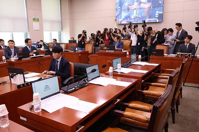 2024년 6월12일 오후 열린 법제사법위원회 전체회의가 국민의힘 의원들이 불참한 가운데 열렸다. 이날 윤석열 대통령의 재의요구로 21대 국회에서 폐기된 ‘순직 해병 수사 방해 및 사건 은폐 등의 진상규명을 위한 특별검사의 임명 등에 관한 법률안’(채상병특검법)이 긴급상정됐다. 21대에 이은 22대 국회에서도 의회는 여야 간 협의보다 갈등의 장으로, 본연의 역할이 방기됐다. 한겨레 자료사진