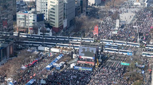 대한민국 바로 세우기 운동본부 등 보수단체 회원들이 1일 오후 서울 종로구 광화문 세종대로 인근에서 연 윤석열 대통령 탄핵 반대 집회에 경찰 차벽이 설치돼 있다. 뉴시스