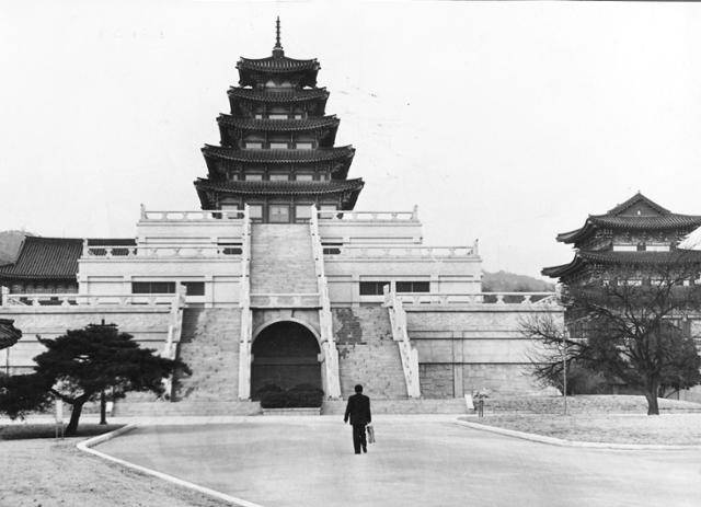 경복궁 선원전 자리에 세워진 국립민속박물관 건물. 한국일보 자료사진