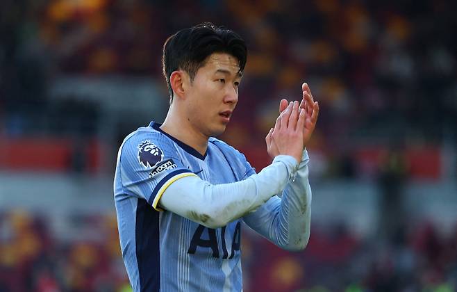 <yonhap photo-0399=""> 토트넘 손흥민이 2일 브렌트퍼드와의 2024~25 잉글랜드 프리미어리그 24라운드 원정경기에서 팀의 2-0 승리를 이끈 뒤 팬들에게 인사하고 있다. 로이터=연합뉴스</yonhap>
