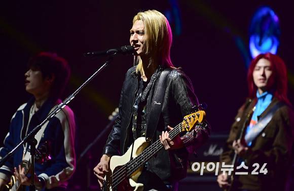 밴드 엑스디너리 히어로즈(Xdinary Heroes) 주연이 1일 오후 서울 서대문구 이화여자대학교 대강당에서 열린 '2025 JOY콘서트 - 보이스 오브 스프링(Voice of spring)'에서 멋진 무대를 펼치고 있다. [사진=곽영래 기자]