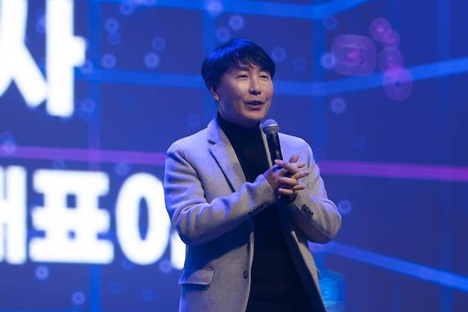 김현우 서울경제진흥원 대표이사가 시상식에 앞서 크리에이터포스 멤버들을 대상으로 축사를 하고 있다 / 출처=IT동아