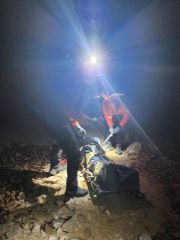 ▲ 지난달 22일 오후 5시 35분쯤 A(72)씨가 설악산 잦은바위골 인근에서 15~20m 아래 계곡으로 추락해 사망했다.  도소방본부 제공