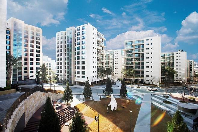 초고가 단지가 몰린 한남동에선 근로자 연봉 수준의 월세도 적지 않다. 최근 보증금 3억원·월 2500만원에 세입자를 구한 한남더힐 모습. /한경DB