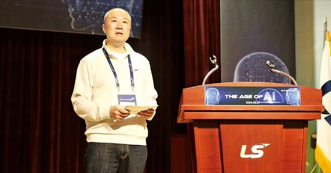 구자은 LS 회장이 지난해 9월 경기 안양 LS타워에서 열린 ‘LS 퓨처 데이’에서 직원들에게 업무 혁신을 주문하고 있다.  LS 제공