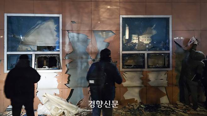 지난달 19일 새벽 윤석열 대통령이 구속되자 지지자들이 서울서부지법에 불법 침입해 난동을 부린 뒤 법원 청사가 심하게 파손돼 있다. 이준헌 기자