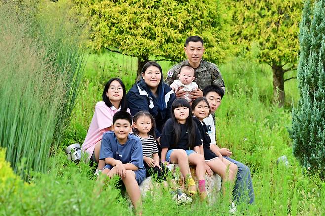 지난달 2일 충남 보령시 오천면 원산도로 이주한 고태진씨(가운데 군복) 가족. 보령시 제공