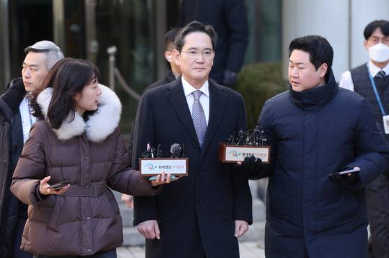 Samsung Electronics Executive Chairman Lee Jae-yong in front of Seoul High Court on Monday [YONHAP]