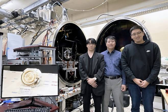 (왼쪽부터) KAIST 원자력및양자공학과 김영호 박사과정, 원자력공학과 최원호 교수, 원자력및양자공학과 박재홍 박사과정. KAIST