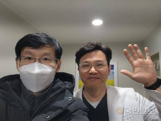 지난달 27일 유튜브 동영상 촬영을 마치고 기념 사진을 찍고 있는 박정엽(왼쪽) 목사와 황 원장. 박정엽 목사 제공