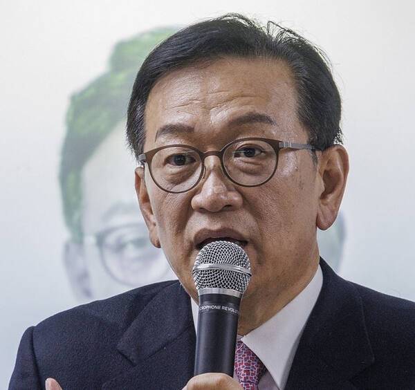 내란 우두머리 혐의로 구속기소 된 윤석열 대통령의 변호를 맡고 있는 석동현 변호사가 지난 1일 오후 서울 여의도 한양빌딩에서 열린 '국민변호인단' 준비 모임에서 일반시민과 청년 중심으로 출범할 국민변호인단의 취지에 대해 설명하고 있다. 연합뉴스