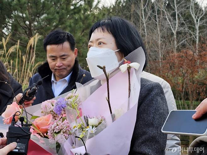 아버지를 살해한 혐의로 무기징역을 확정받은 김신혜 씨(47·여)가 1월6일 열린 재심을 통해 24년 만에 무죄를 선고 받고 전남 장흥교도소에서 출소한 뒤 소감을 밝히고 있다. /사진=뉴스1