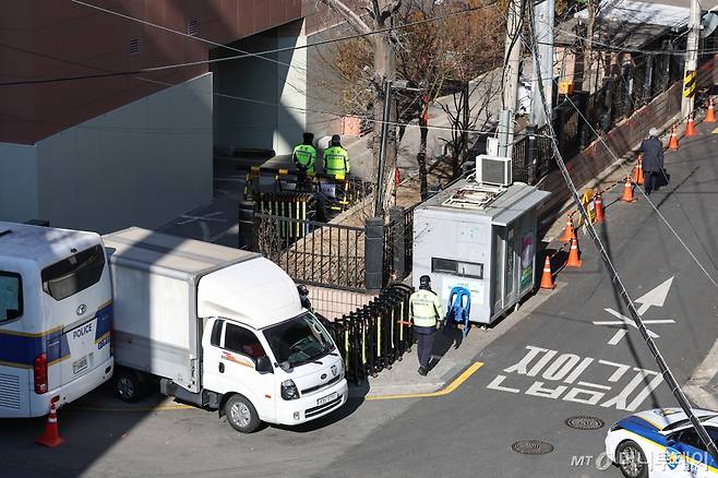 (서울=뉴스1) 민경석 기자 = 23일 오후 서울 마포구 서울서부지법 앞 보행로가 지난 19일 새벽 난입 사태로 인해 법원 직원 외 통행 및 출입이 통제되고 있다. 2025.1.23/뉴스1  Copyright (C) 뉴스1. All rights reserved. 무단 전재 및 재배포,  AI학습 이용 금지. /사진=(서울=뉴스1) 민경석 기자