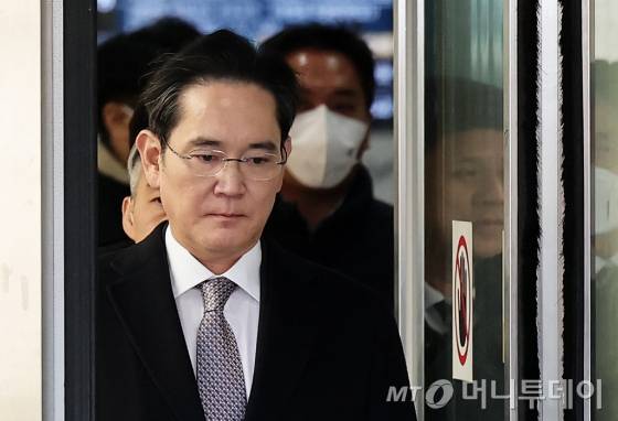 (서울=뉴스1) 오대일 기자 = 이재용 삼성전자 회장이 3일 오후 서울 서초구 서울고등법원에서 열린 '경영권 불법 승계' 의혹 자본시장과금융투자업에관한법률위반등 항소심 선고공판에서 무죄를 선고받은 후 법정을 나서고 있다. 2025.2.3/뉴스1  Copyright (C) 뉴스1. All rights reserved. 무단 전재 및 재배포,  AI학습 이용 금지. /사진=(서울=뉴스1) 오대일 기자