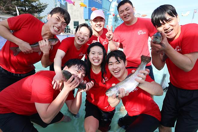 평창 송어축제, 송어 맨손잡기