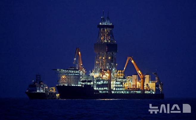 [포항=뉴시스] 이무열 기자 = 경북 포항 앞바다 심해에 매장된 약 140억 배럴 규모의 석유와 천연가스를 채취하기 위해 웨스트 카펠라호가 시추 작업을 하고 있다. 2025.01.01. lmy@newsis.com