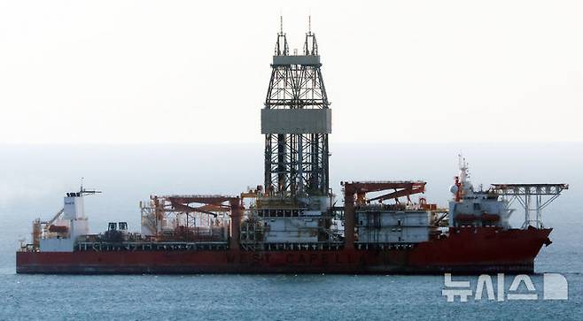 [부산=뉴시스] 하경민 기자 = '대왕고래'로 명명된 동해 심해 가스전 개발 프로젝트와 관련, 첫 시추를 진행할 노르웨이 업체 시드릴사 소속 드릴십인 '웨스트 카펠라호'가 9일 오전 부산 영도구 외항에 정박하고 있다.  길이 228m, 폭 42m, 높이 19ｍ 규모인 웨스트 카펠라호는 시추에 필요한 자재들을 선적한 뒤 이달 중순 시추 해역으로 이동해 본격적인 시추에 나설 것으로 알려졌다. 2024.12.09. yulnetphoto@newsis.com