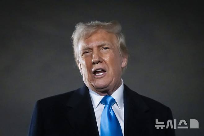 [앤드루스공군기지=AP/뉴시스] 도널드 트럼프 미국 대통령이 2일(현지 시간) 메릴랜드 앤드루스 공군기지에서 기자들과 대화하고 있다. 2025.02.03.