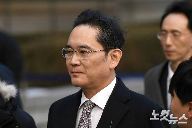 이재용 삼성전자 회장이 3일 오후 서초구 서울고법에서 열린 부당합병·회계부정 혐의 항소심 선고공판에 출석하고 있다. 박종민 기자