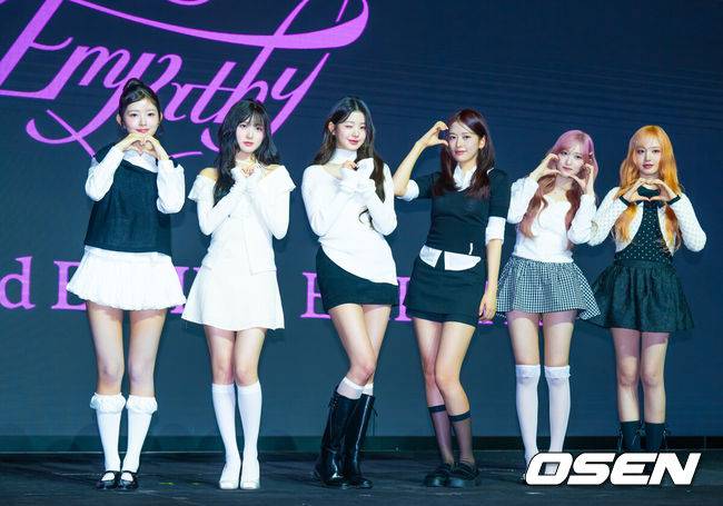 [OSEN=민경훈 기자]  아이브(IVE : 안유진·가을·레이·장원영·리즈·이서) 세 번째 미니 앨범 '아이브 엠파시(IVE EMPATHY)' 발매 기자간담회가 3일 서울 영등포구 콘래드 서울 호텔에서 열렸다.아이브는 지난달 13일 신보의 더블 타이틀곡 중 하나인 '레블 하트(REBEL HEART)'를 선공개하며 컴백 전 분위기를 예열했다. 아이브는 오늘 이날 공개되는 또 다른 타이틀곡 '애티튜드(ATTITUDE)'를 통해 상반된 매력을 선사할 예정이다.아이브 멤버들이 무대 위에서 포즈를 취하고 있다. 2025.02.03 / rumi@osen.co.kr