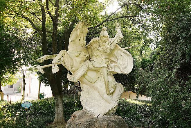 당양은 《삼국지》 장판파 전투의 무대로, 조자룡이 유선을 구했다.