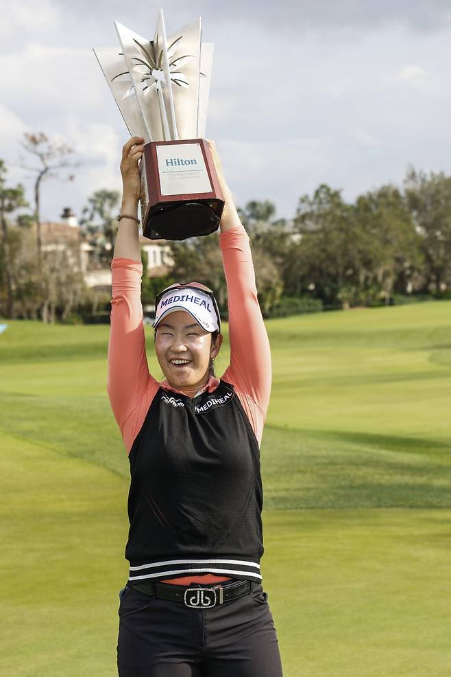 김아림이 3일(한국시간)  LPGA 시즌 개막전 힐튼 그랜드 배케이션스 토너먼트에서 우승을 차지한 뒤 챔피언 트로피를 번쩍 치켜들고 포효하고 있다.  올랜도(미 플로리다주)  |  AP뉴시스
