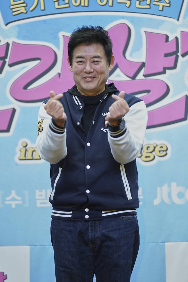 배우 성동일이 3일 오후 서울 상암동 스탠포드호텔 그랜드볼룸에서 열린 JTBC 새 예능 ‘늦기 전에 어학연수-샬라샬라’의 제작발표회에 참석해 포즈를 취하고 있다. 사진 JTBC