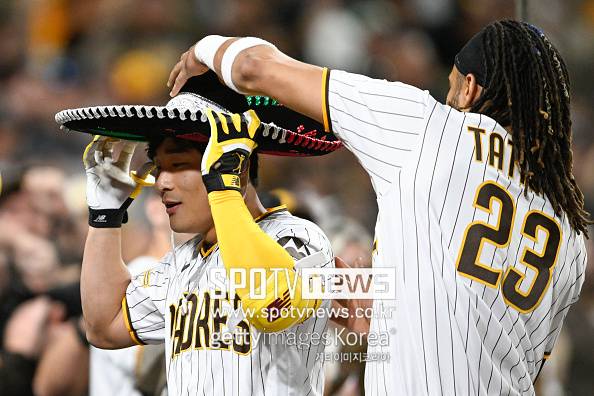 ▲ 최근 탬파베이와 2년 2900만 달러에 계약한 김하성은 샌디에이고 동료들은 물론 팬들에게도 큰 사랑을 받은 선수로 많은 아쉬움을 남기고 있다.