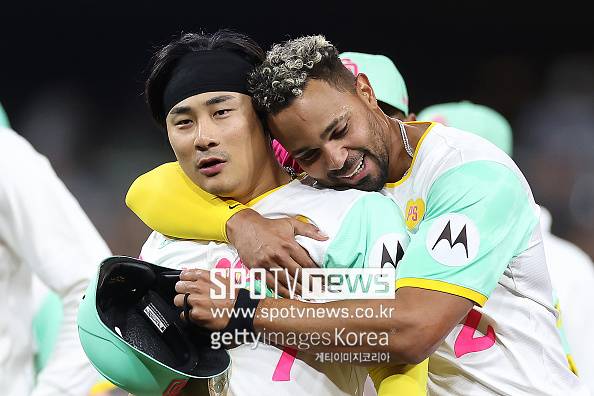 ▲ 김하성의 이적으로 잰더 보가츠(오른쪽)가 원래 포지션인 유격수로 복귀할 전망이다.