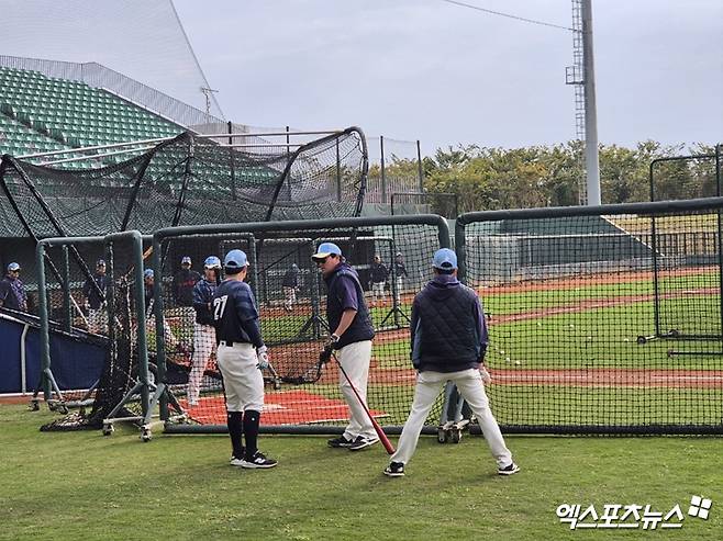 임훈(가운데) 롯데 자이언츠 1군 메인 타격코치가 대만 타이난의 아시아 태평양 국제야구센터에서 진행 중인 1차 스프링캠프에서 유강남(왼쪽)에게 타격 관련 조언을 건네는 모습. 사진 엑스포츠뉴스