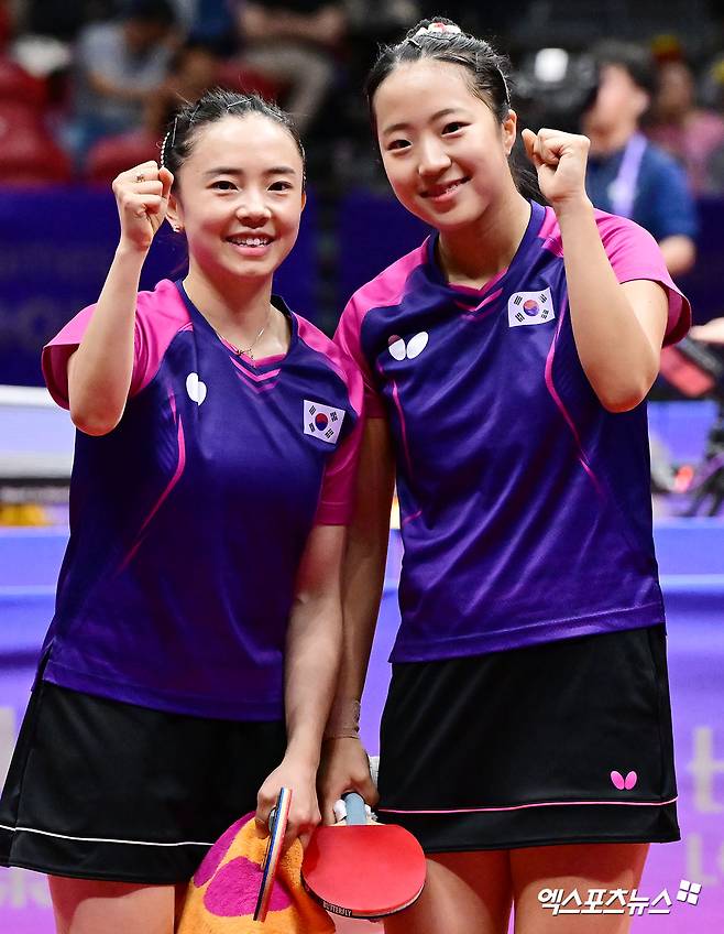 한국 여자 탁구의 간판 신유빈(오른쪽)이 3일 싱가포르에서 열린 월드테이블테니스(WTT) 시리즈 2025 싱가포르 스매시 본선 여자 단식 64강전에서 전지희를 게임 스코어 3-0(11-8 11-6 11-7)으로 이겼다.&nbsp;사진 엑스포츠뉴스 DB