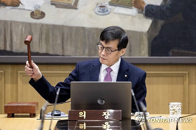 금융통화위원회서 의사봉 두드리는 이창용 한국은행 총재 (서울=연합뉴스) 이창용 한국은행 총재가 16일 오전 서울 중구 한국은행에서 열린 금융통화위원회에서 의사봉을 두드리고 있다. 2025.1.16 [사진공동취재단] photo@yna.co.kr
