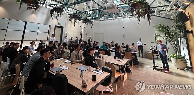 질의에 답하는 샘 올트먼 오픈AI CEO [중소벤처기업부 제공. 재판매 및 DB 금지] photo@yna.co.kr