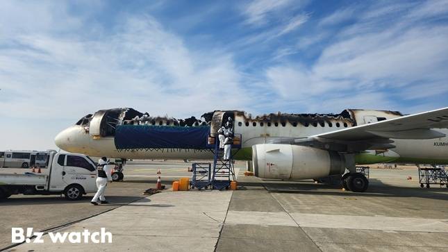 3일 항공·철도사고조사위원회가 김해공항에서 화재가 난 에어부산 여객기에 대해 현장 감식을 진행하고 있다./사진=국토교통부 제공