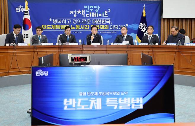 더불어민주당 이재명 대표가 3일 국회에서 ‘행복하고 정의로운 대한민국, 반도체특별법 노동시간법 적용제외 어떻게?’라는 주제로 열린 ‘정책 디베이트’에서 발언하고 있다.(사진=연합뉴스)