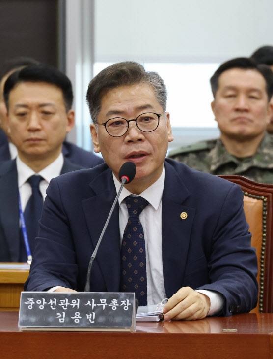 김용빈 중앙선거관리위원회 사무총장이 4일 국회에서 열린 윤석열 정부의 비상계엄 선포를 통한 내란 혐의 진상규명 국정조사 특별위원회 2차 청문회에 출석해 의원 질의에 답하고 있다. (사진=뉴스1)