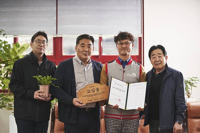 금호타이어가 4번째 교실숲 조성을 실시하였다. (왼쪽 2번째부터) 강진구 금호타이어 경영지원팀장,  