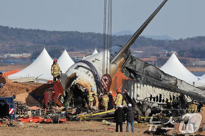 전남 무안국제공항 참사 현장에서 사고 여객기 인양 작업을 하고 있다. 2025.1.3/뉴스1 ⓒ News1 김진환 기자