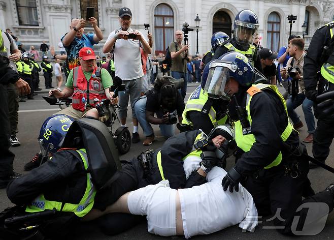 지난달 8월 영국 런던에서 불법 이민에 반대하는 극우 시위가 벌어져 경찰이 시위대를 체포하고 있는 모습. ⓒ 로이터=뉴스1 ⓒ News1 김예슬 기자