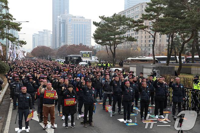 민주노총 공공운수노조 화물연대본부 조합원들이 지난해 12월 서울 여의도 국회 앞에서 안전운임제 확대 입법 촉구 경고파업대회를 하고 있다. 2024.12.2/뉴스1 ⓒ News1 이승배 기자