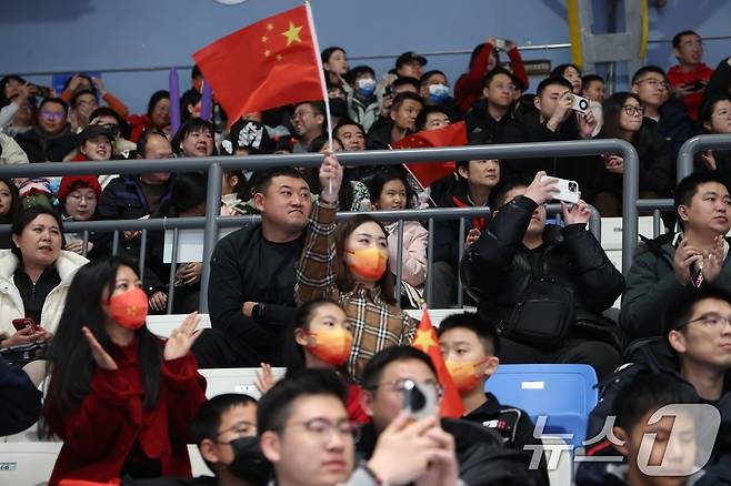 4일 오후 중국 헤이룽장성 하얼빈 아이스하키 아레나에서 열린 하얼빈 동계아시안게임 남자하키 예선 A조 대한민국과 중국의 경기를 앞두고 중국팬이 오성홍기를 흔들고 있다. 2025.2.4/뉴스1 ⓒ News1 이승배 기자