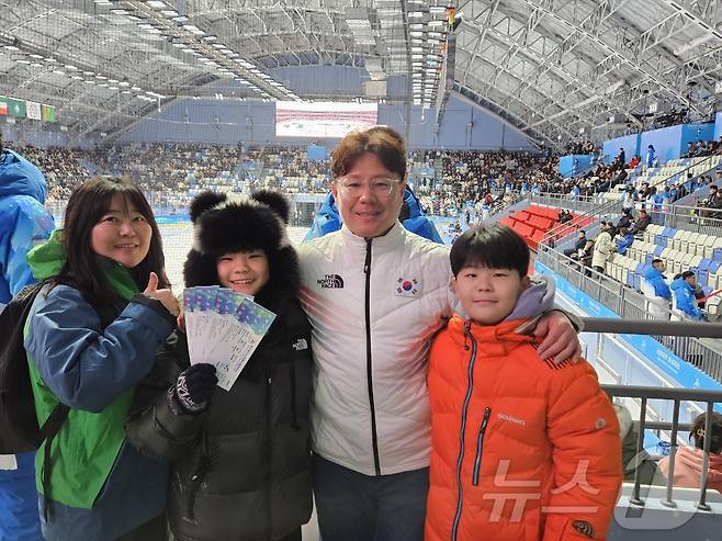 경기장을 찾은 한국 팬 탁성현씨ⓒ News1 안영준 기자