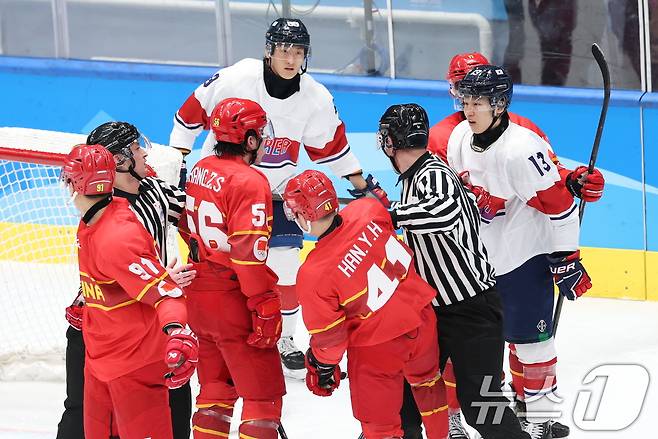 4일 오후 중국 헤이룽장성 하얼빈 아이스하키 아레나에서 열린 하얼빈 동계아시안게임 남자하키 예선 A조 대한민국과 중국의 경기에서 김시환이 중국 선수들과 뒤엉키고 있다. 2025.2.4/뉴스1 ⓒ News1 이승배 기자