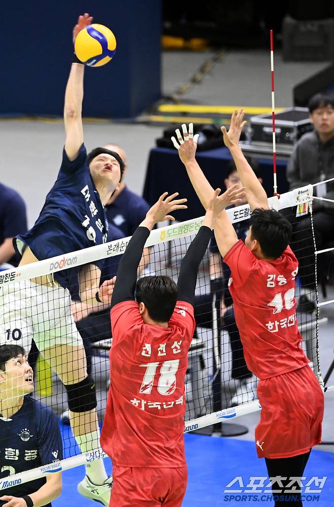4일 수원체육관에서 열린 V리그 남자부 한국전력과 대한항공의 경기, 대한항공 정지석이 공격을 시도하고 있다. 수원=허상욱 기자 wook@sportschosun.com/2025.02.04/